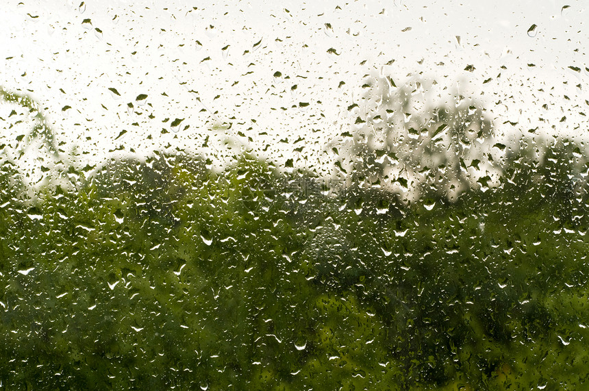 雨滴在湿玻璃阴天的夏日图片