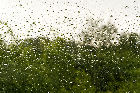 雨滴在湿玻璃阴天的夏日图片