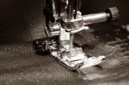 在缝纫机上缝制材料图片