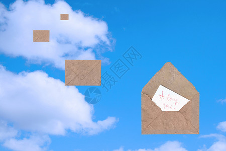 信封在天上飞来去上面写满了字母图片