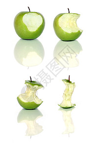 四个绿色苹果和苹果核图片