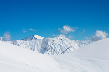 冬天雪下的高山图片