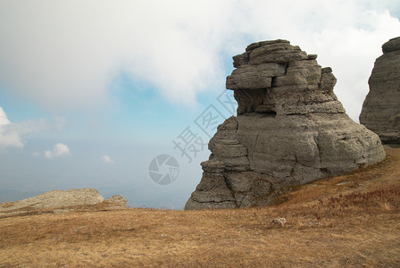 与云彩和黄草的秋天风景图片