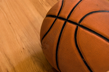 木地板上的篮球特写背景图片