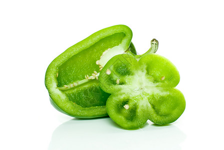 半绿色甜辣椒和花形切片在白色图片