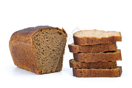 黑麦面包的一块上面有香和白底上隔背景图片