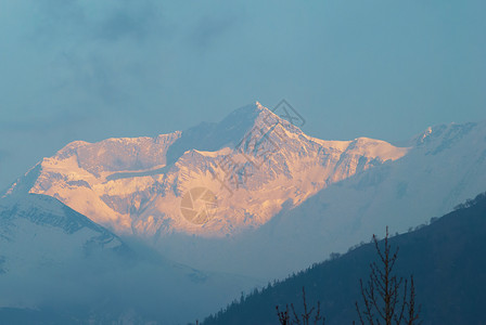 尼泊尔南安纳普尔纳峰的日出图片