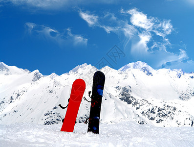与两个滑雪板的山风景图片