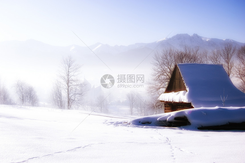 山峰的冬季景象图片