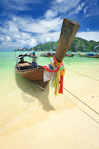 泰国美丽的海滩风景中的泰国传统船图片