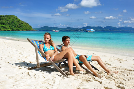一对夫妇在热带沙滩上在查伊斯休息图片