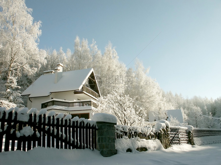 在山上的房屋中树上布满了冰霜照图片