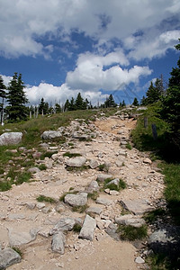 在山的岩石路径在蓝天图片