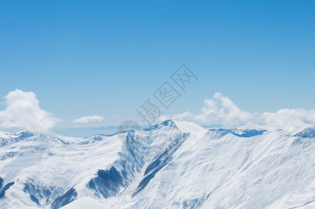 冬天雪下的高山图片