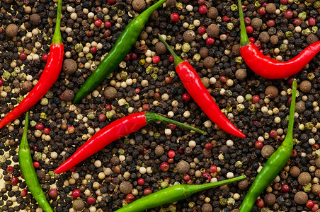 辣椒背景上的红辣椒和青椒图片