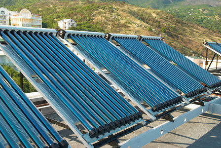 房顶上的真空太阳能热水系统单背景图片