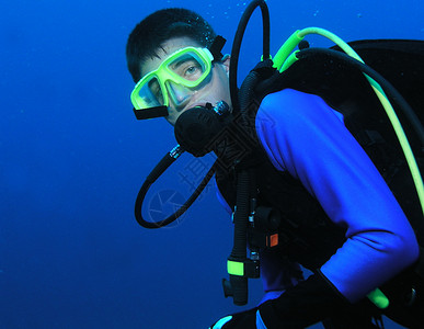 年轻男孩潜水员全副潜水装备在深蓝图片
