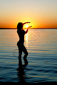 波罗的海日落女孩的剪影图片