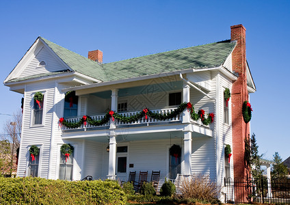 为圣诞节装饰的一座老白色农舍背景图片