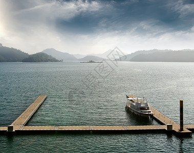 亚洲日月湖著名地标上停图片