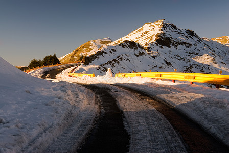 黄昏时高雪白山有冰的公路在台图片