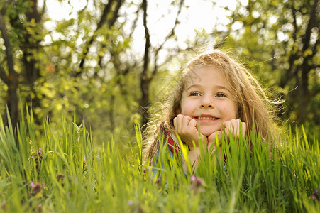 草地上的小女孩图片