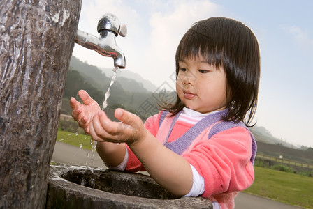亚洲婴儿在公园户外用黑头发和图片