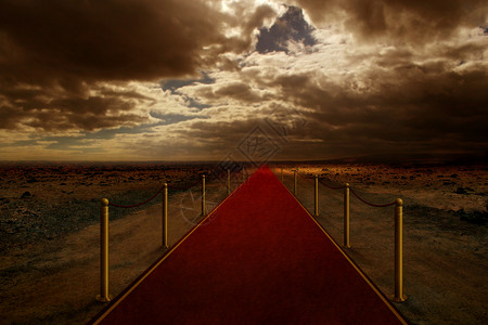 沙漠路上的红地毯图片