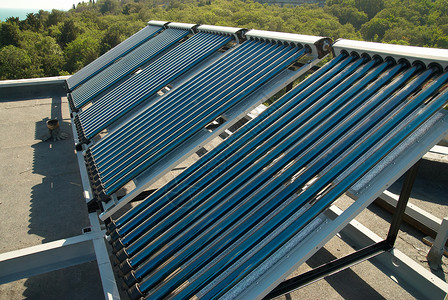 房顶上的真空太阳能热水系统单图片