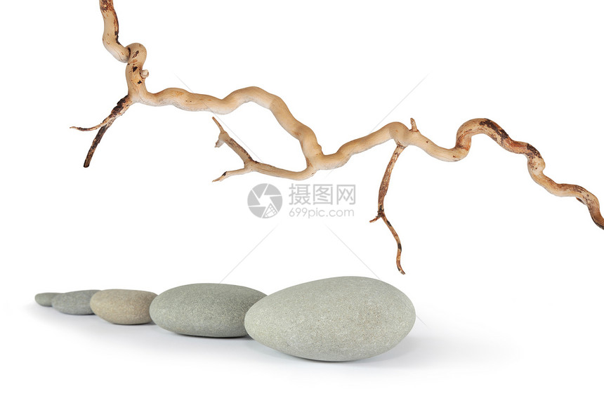 灰色石头的禅宗摘要与一块被风化的木头扭曲的图片