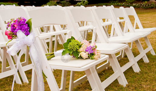 户外婚礼上的白色折叠椅与鲜花图片