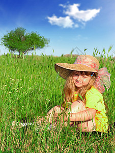 小女孩坐在草地上做梦图片