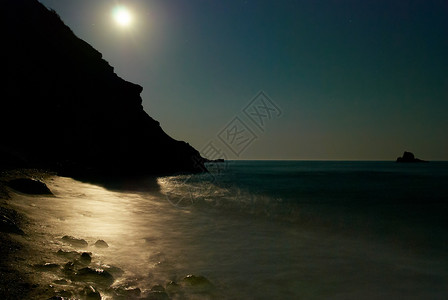 月亮之夜在海面上图片