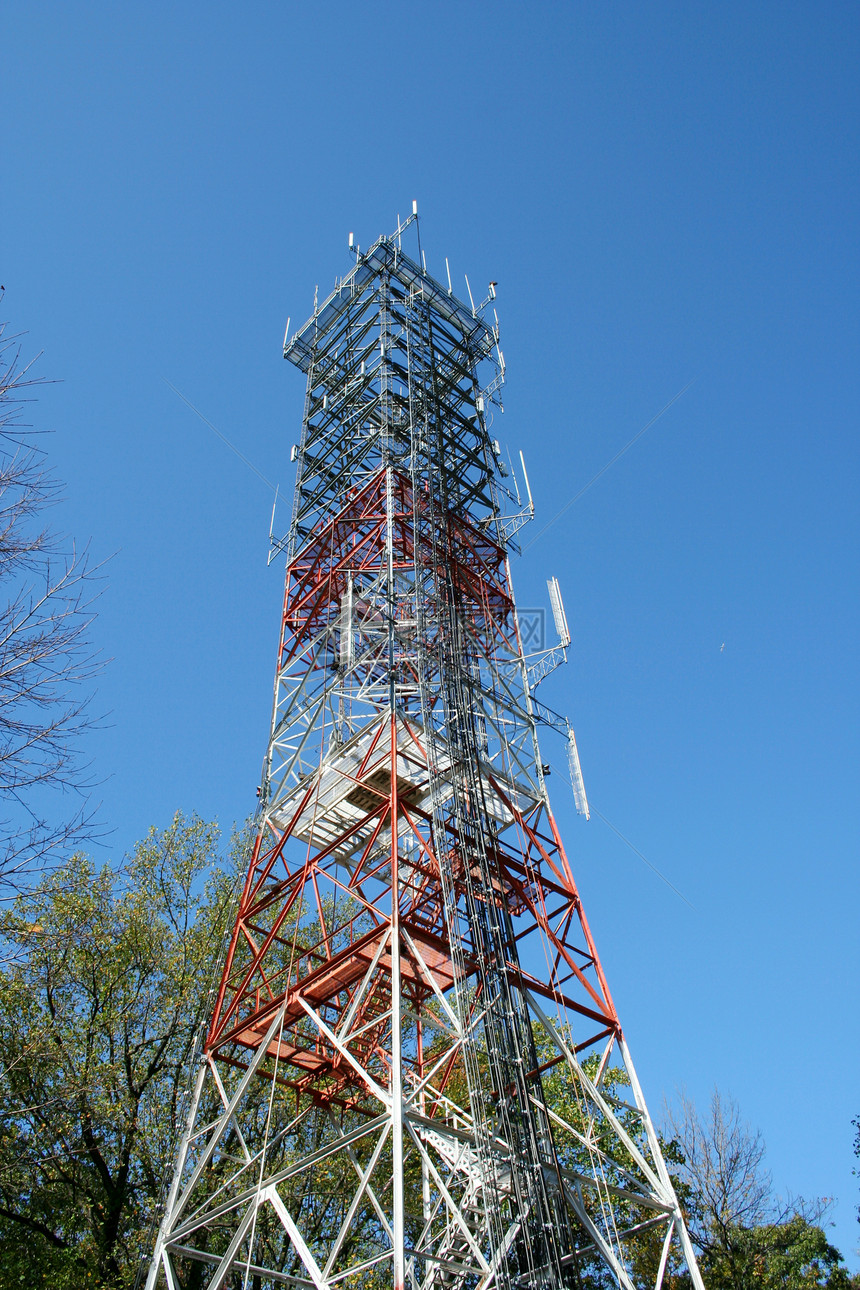 一座无线电天线塔对图片