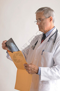 实验室衣物中年医生从一个大信背景图片