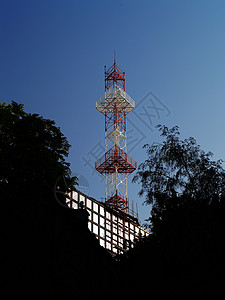 未来无线电台和电视广播塔从玻璃图片