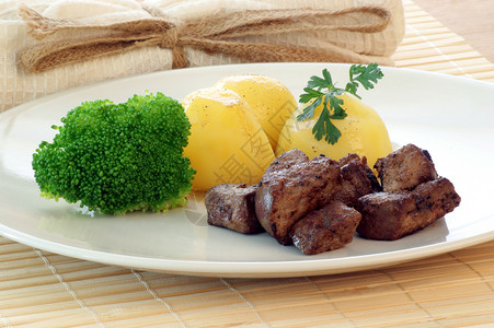 肝炖牛肉配土豆和有机西兰花图片