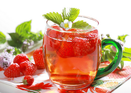 清爽的夏日冰茶搭配水果和香草图片