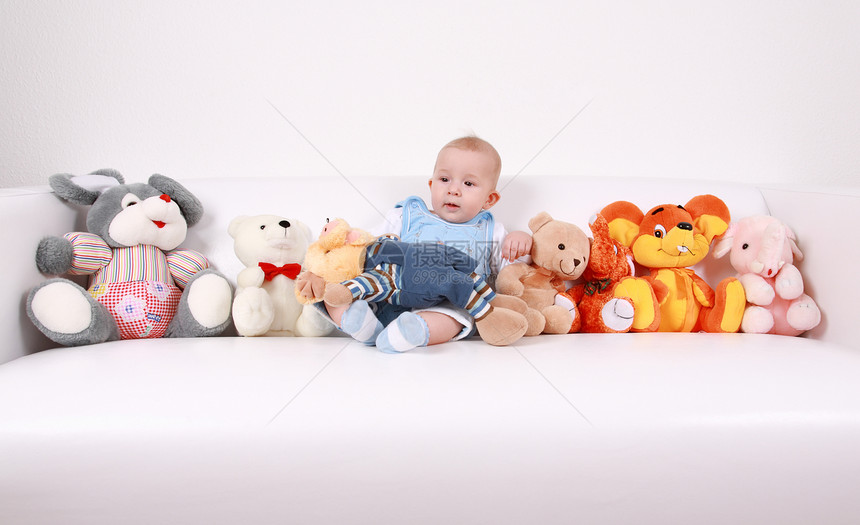 有很多玩具的可爱宝的肖像图片