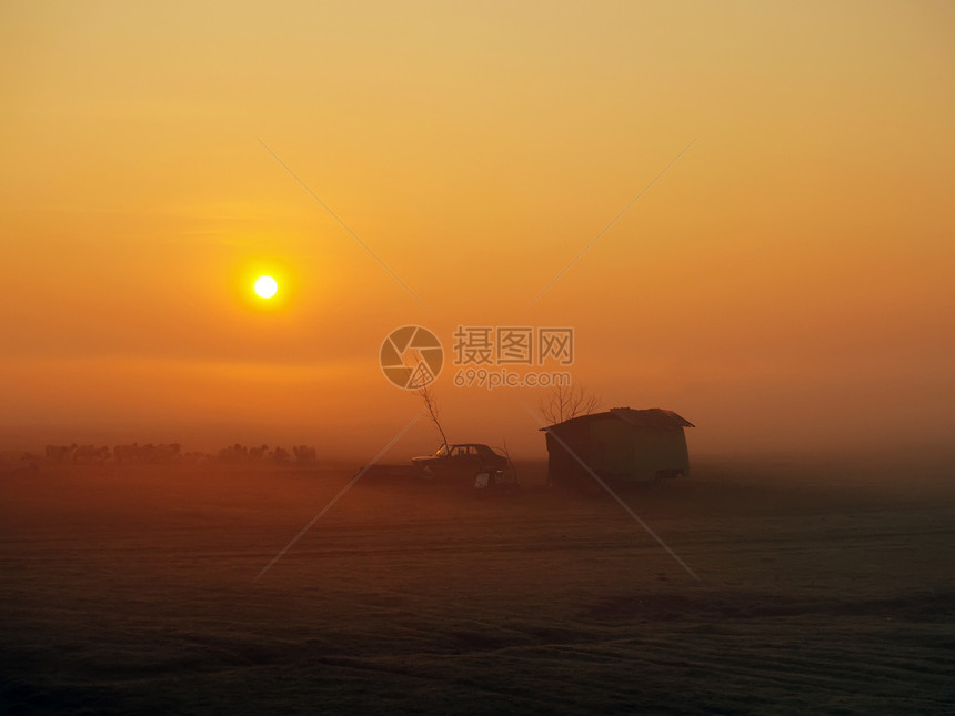 游牧的农夫们在清晨的迷雾图片