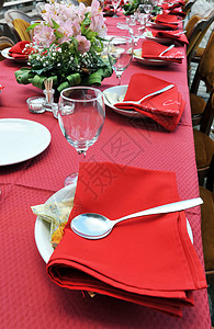 空荡的餐桌餐桌上铺着红色桌布图片