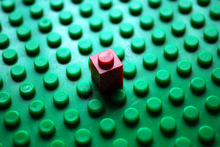 红色平行六面体与绿色按钮图片