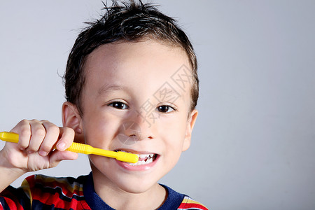 一个四岁的孩子刷牙口腔护理图片