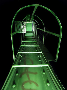 晚上从下到在绿色桥梯子图片