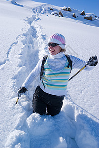 山间雪路上微笑的女人图片