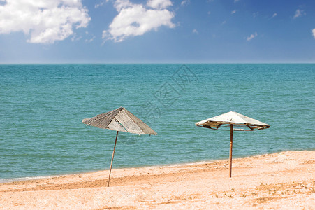 夏天海滩上的两把遮阳伞图片