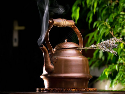 桌上的青铜茶壶里图片