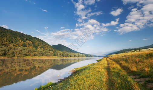 美丽的风景与河流图片