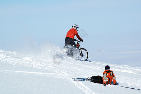 骑自行车的人和滑雪者图片