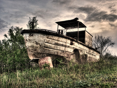 古老的破旧的和废弃的河船蒙诺克图片